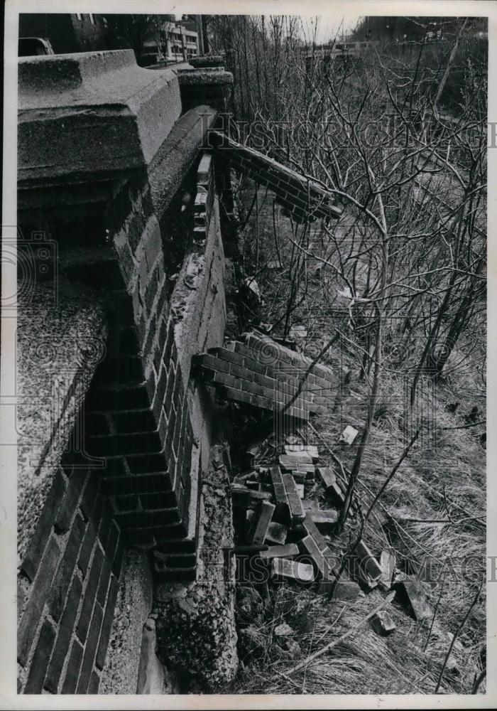 1973 Press Photo A falling apart building crumbles - nea17326 - Historic Images