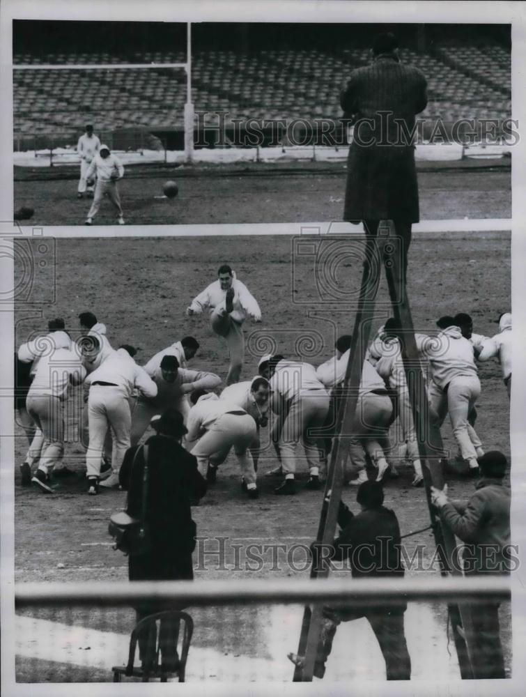 1958 Press Photo Pat Summerall of New York Giants Kicks Ball Over Post - Historic Images