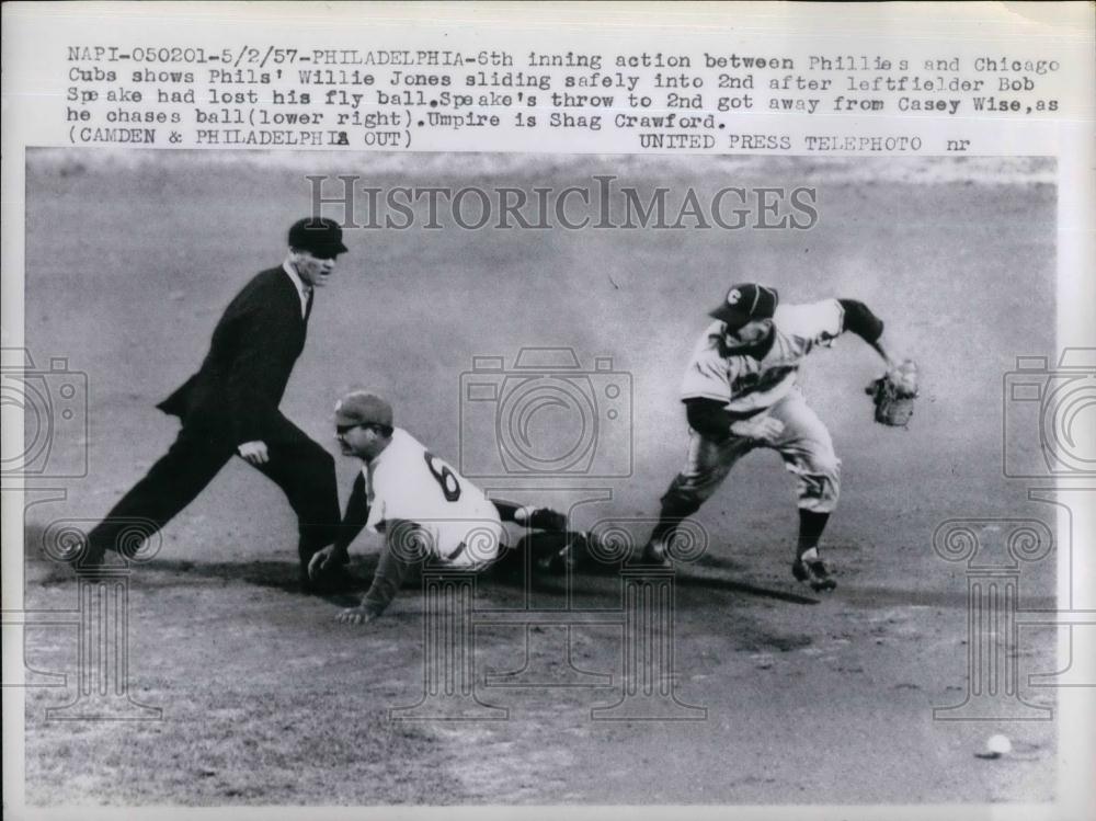 1957 Press Photo Phils' Willie Jones sliding safely, Casey Wise chase the ball - Historic Images