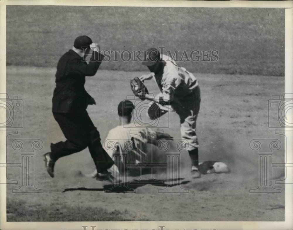 1943 Press Photo Frank Crosesetti Yankees Put Out By Pete Suder Phillies MLB - Historic Images