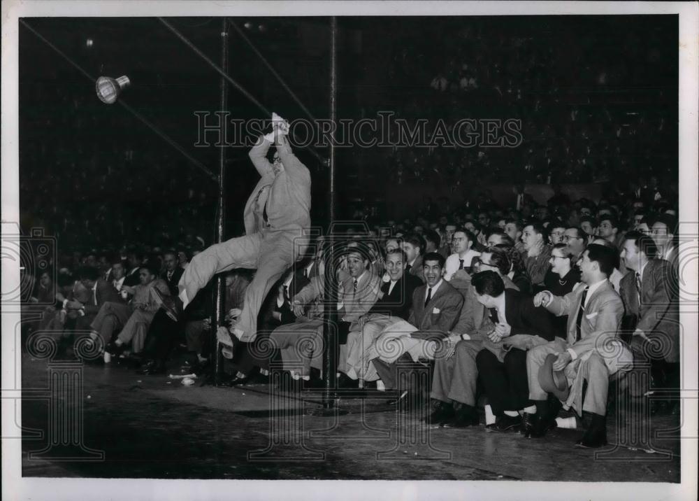 1952 Press Photo LaSalle fan does tricks during Olympic basketball trials - Historic Images