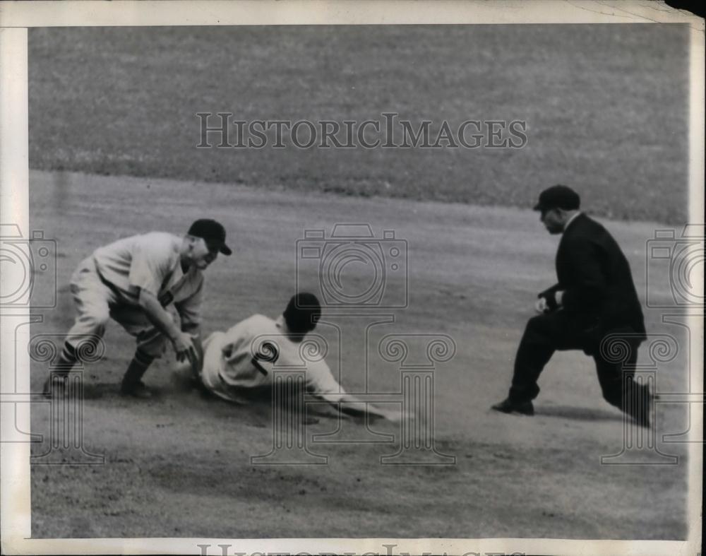 1944 Press Photo Yankee Snuffy Stirnweiss vs Boston&#39;s Lamar Newsome - Historic Images