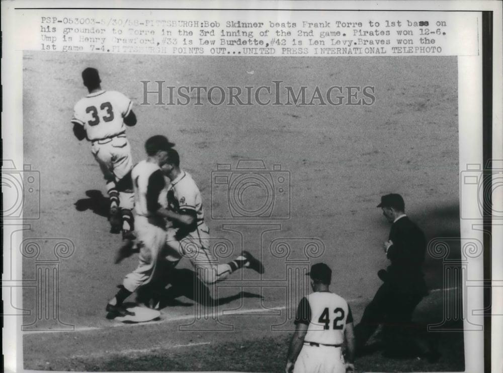 1958 Press Photo Pirates' Bob Skinner beats Braves' Frank Torre to 1st base - Historic Images