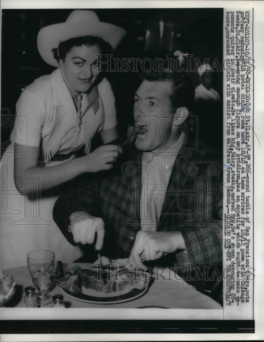 1958 Press Photo SF 49ers tackel Bob St Clair in hotel dining room - nea18530 - Historic Images