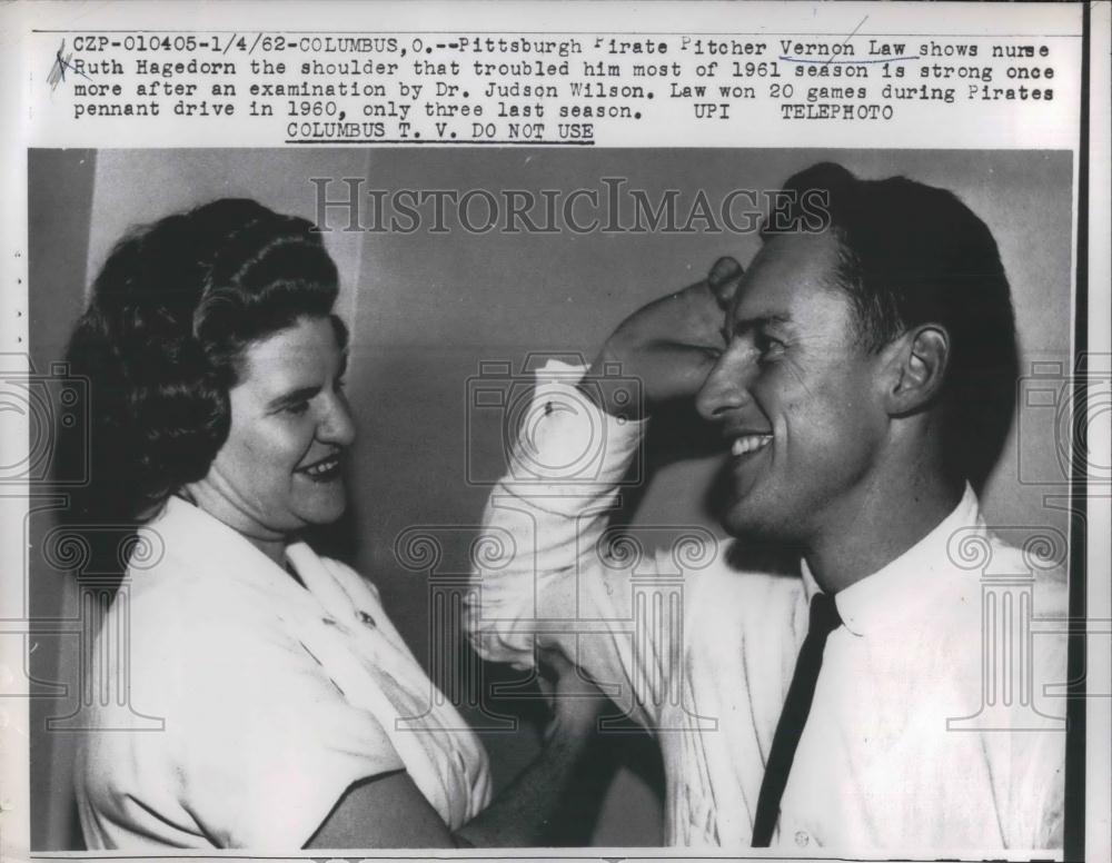 1962 Press Photo Vernon Law Pitcher Pittsburgh Pirates Ruther Hagedorn Nurse - Historic Images