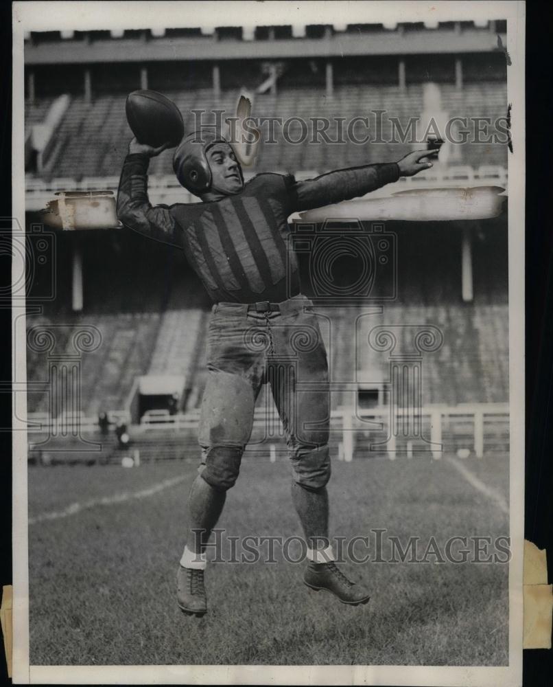 1932 Press Photo Pennsylvania University Halfback Eward Masavage Throwing Ball - Historic Images