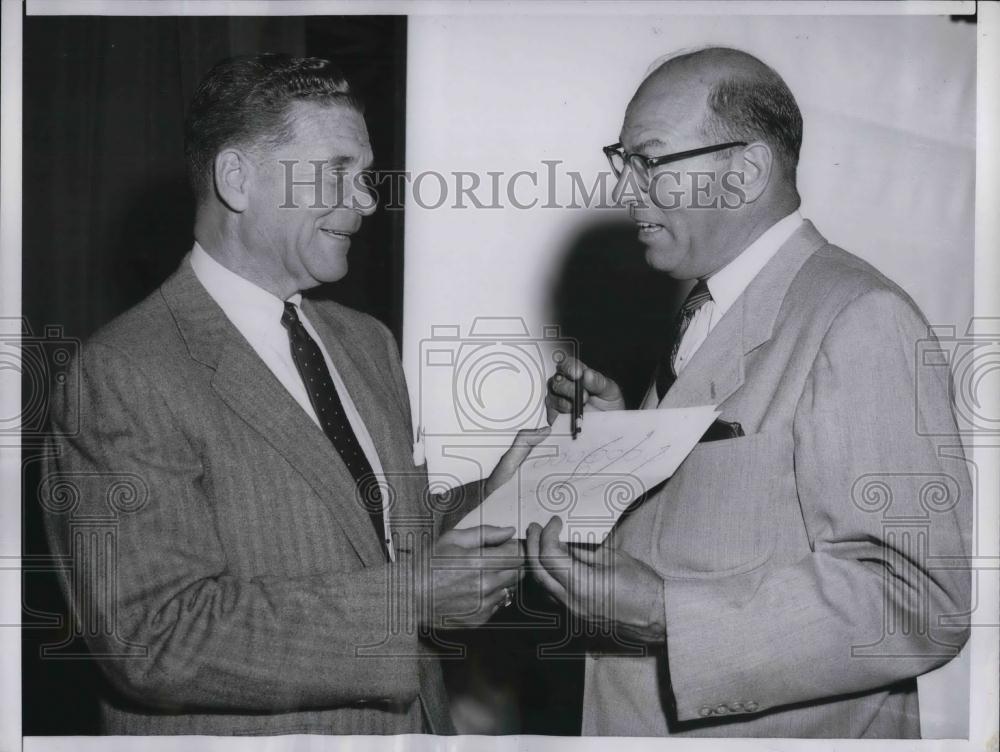 1955 Press Photo Gen.Mgr.Frank Lane of White Sox and Ray Elliot of Univ. of IL. - Historic Images