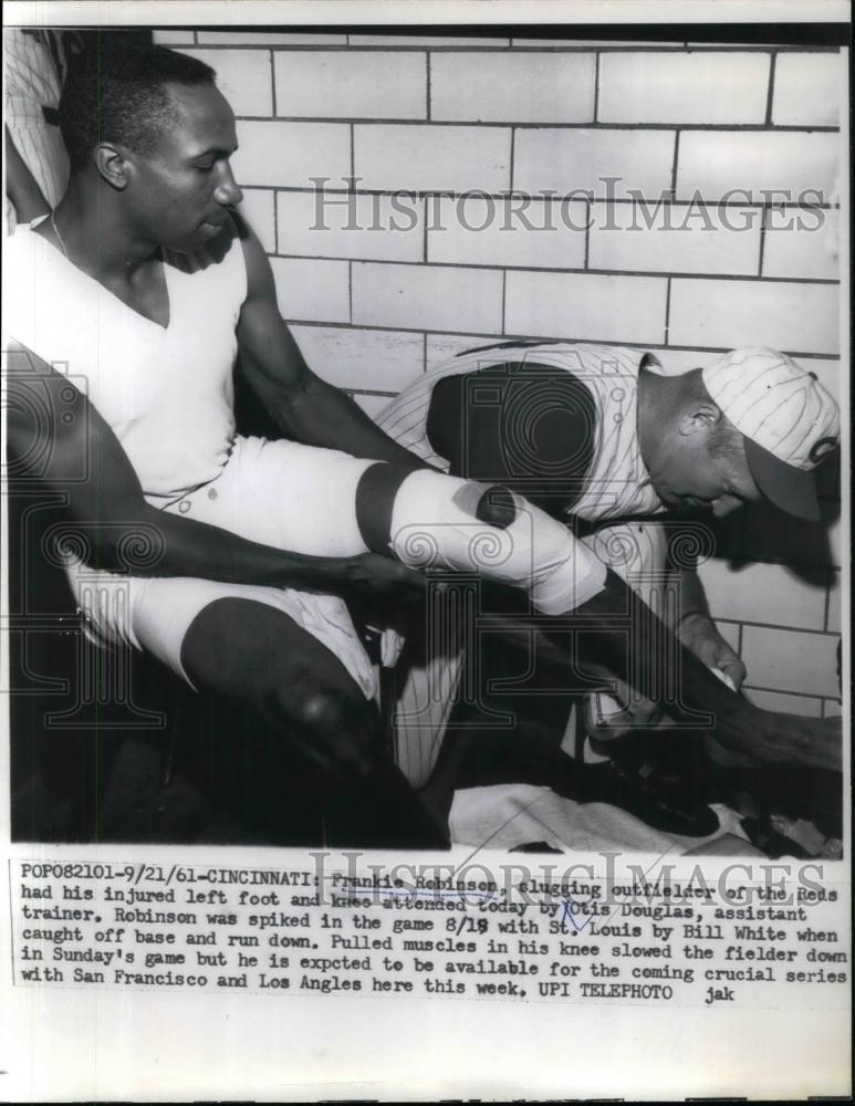1961 Press Photo Frankie Robinson of Reds injured his left foot and knee. - Historic Images
