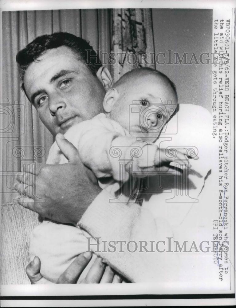 1962 Press Photo Dodger pitcher Ron Perranoski &amp; son Perry - nea18413 - Historic Images
