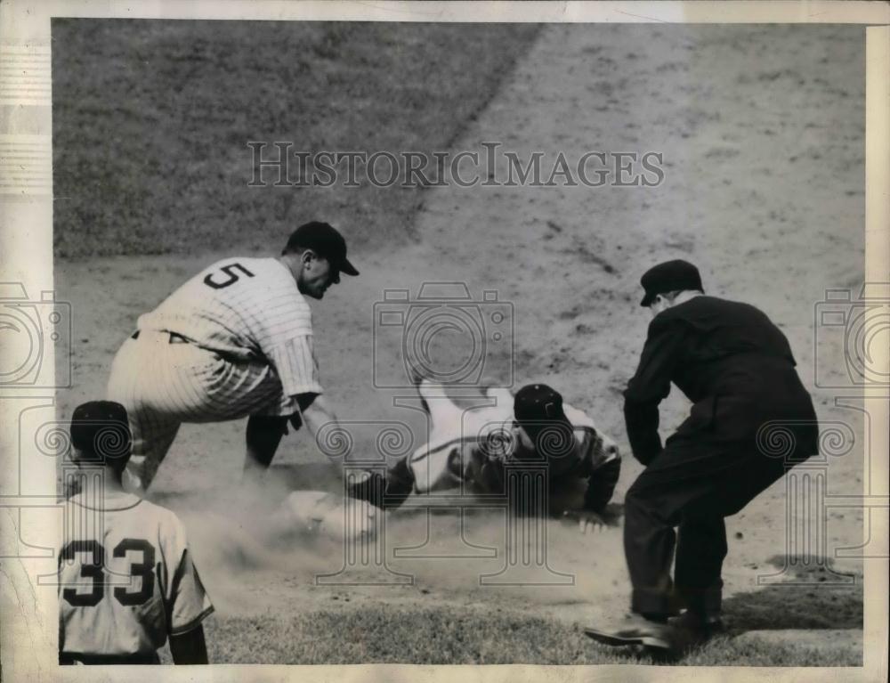 1944 Press Photo LeRoy Schalk of Chicago slide safe over Yankees Rollie Hemsley - Historic Images