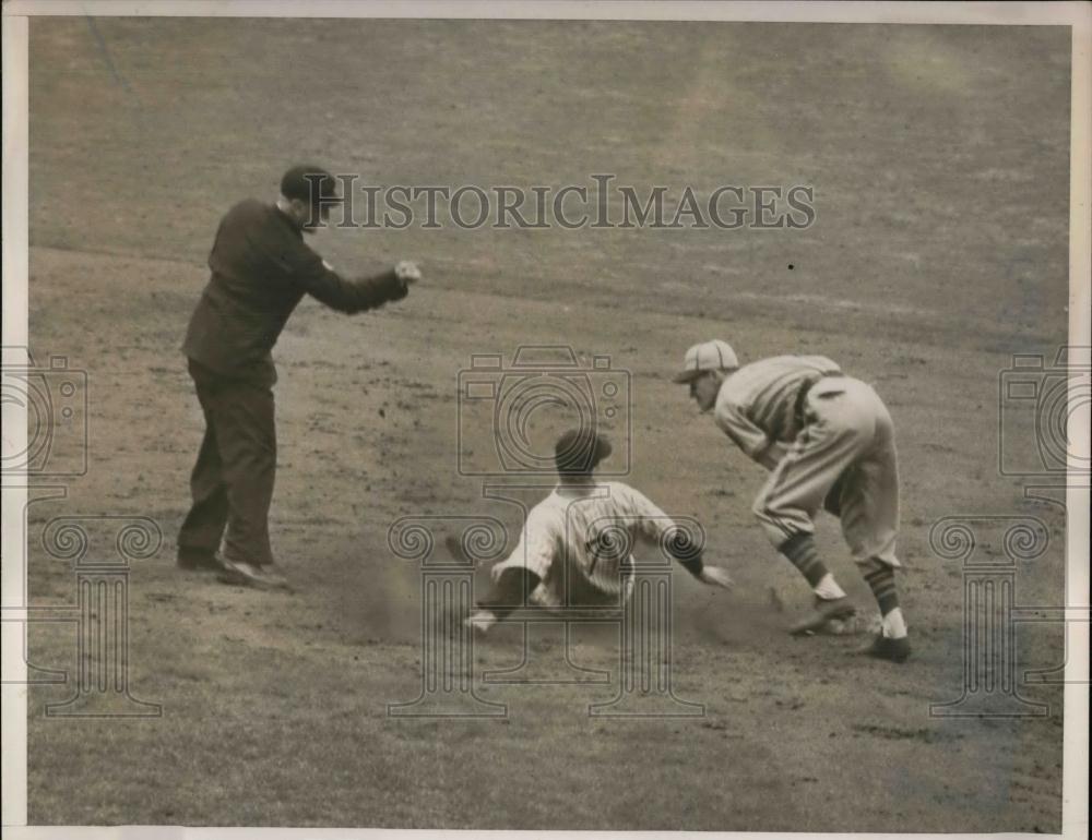 1940 Press Photo Yankee Henrich tries to steal 2nd base - Historic Images