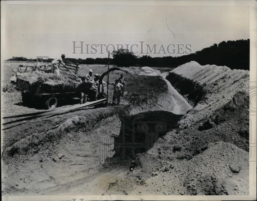 1939 Press Photo Lyle J Doxle digging trench silo to store feed for animals - Historic Images