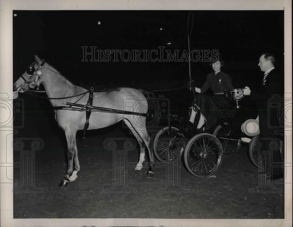1940 Press Photo Mrs. Chauncey Fox Howe With Trophy From Judy King Challenge - Historic Images