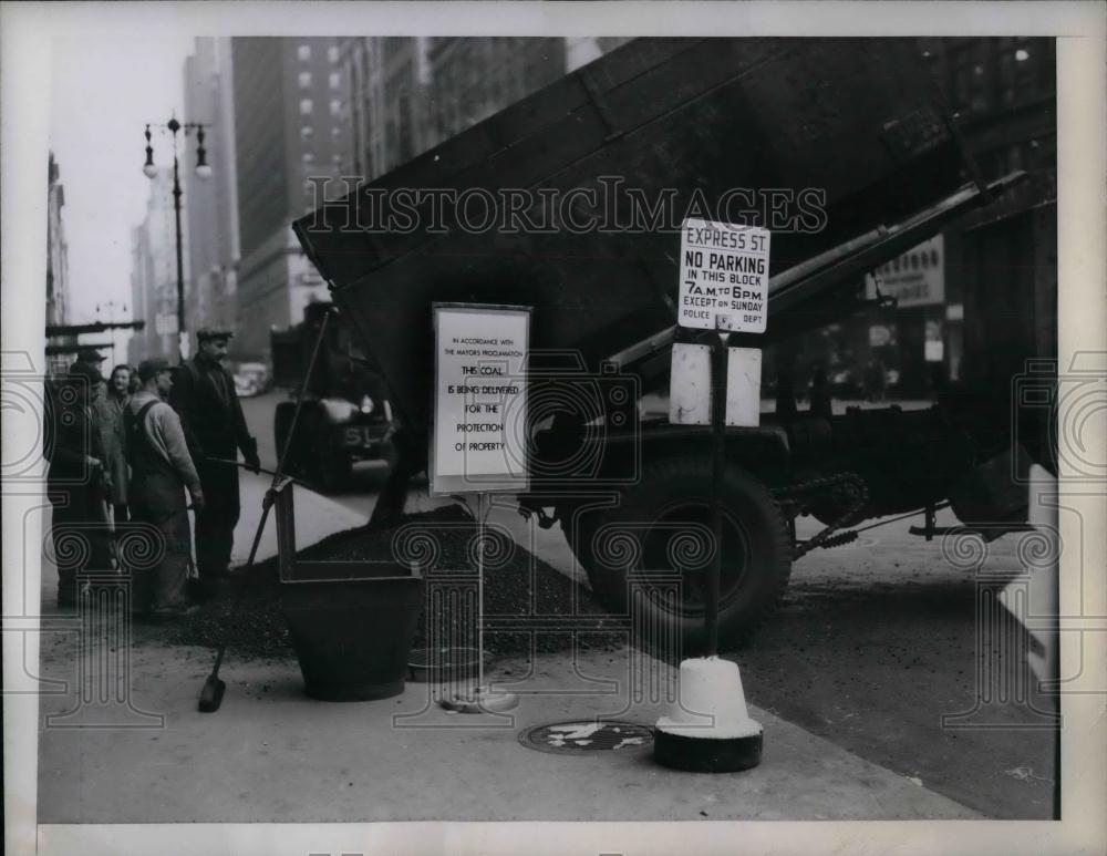 1946 Press Photo Macy&#39;s Dept store in NYC gets coal delivery during shortage - Historic Images