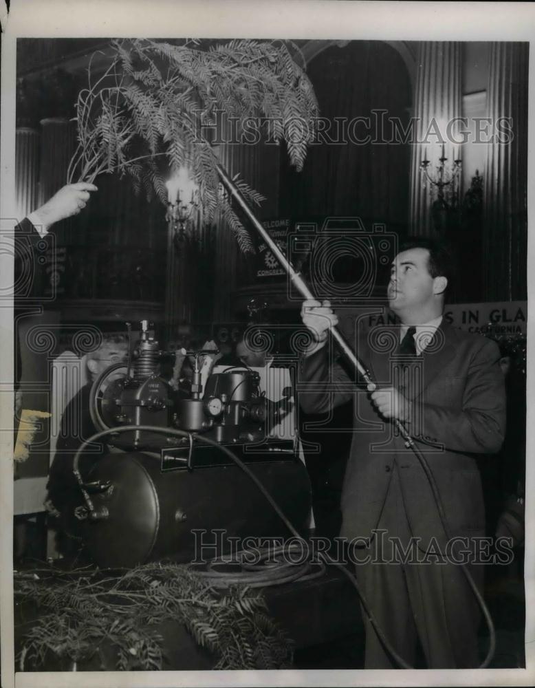 1937 Press Photo Roy Burns Of National Inventors Congress With Air Tree Pruner - Historic Images