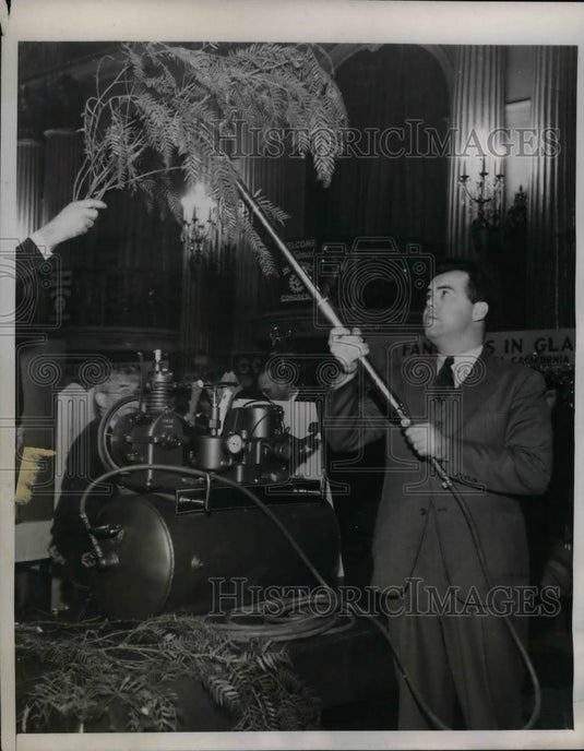 1937 Press Photo Roy Burns Of National Inventors Congress With Air Tree Pruner - Historic Images