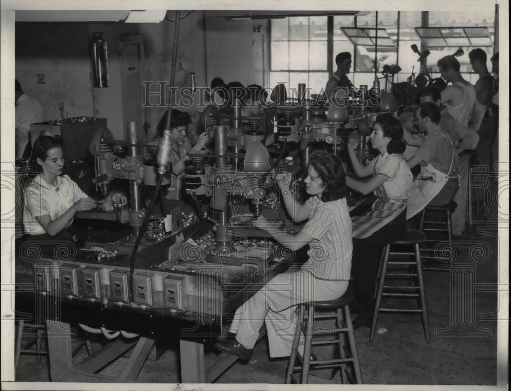 1941 Press Photo Women Drill Press operators prove worth in precision work - Historic Images