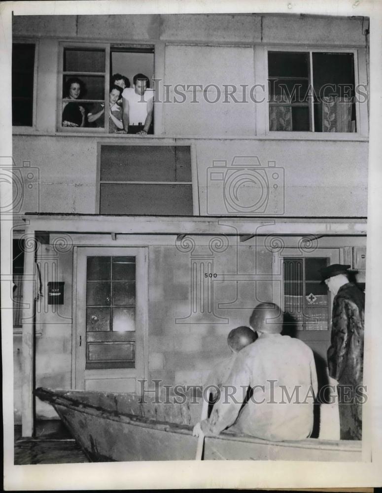 1944 Press Photo Police helping people evacuate a family from their homes due - Historic Images