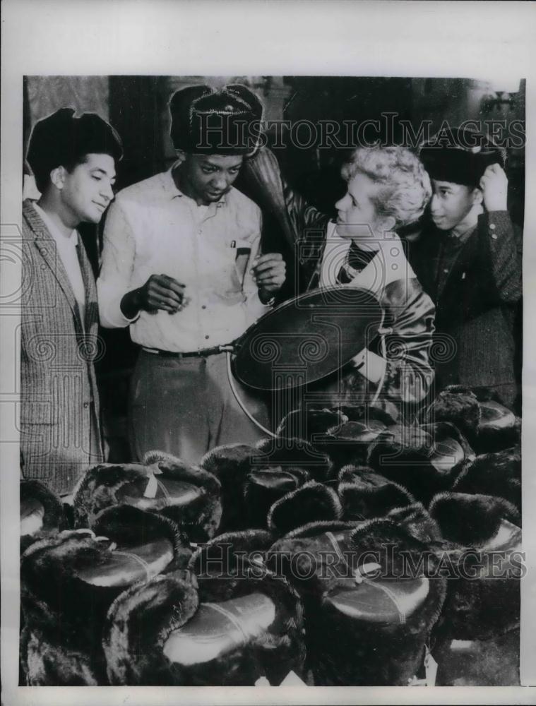 1960 Press Photo African students visit a department store in Moscow - nea25727 - Historic Images