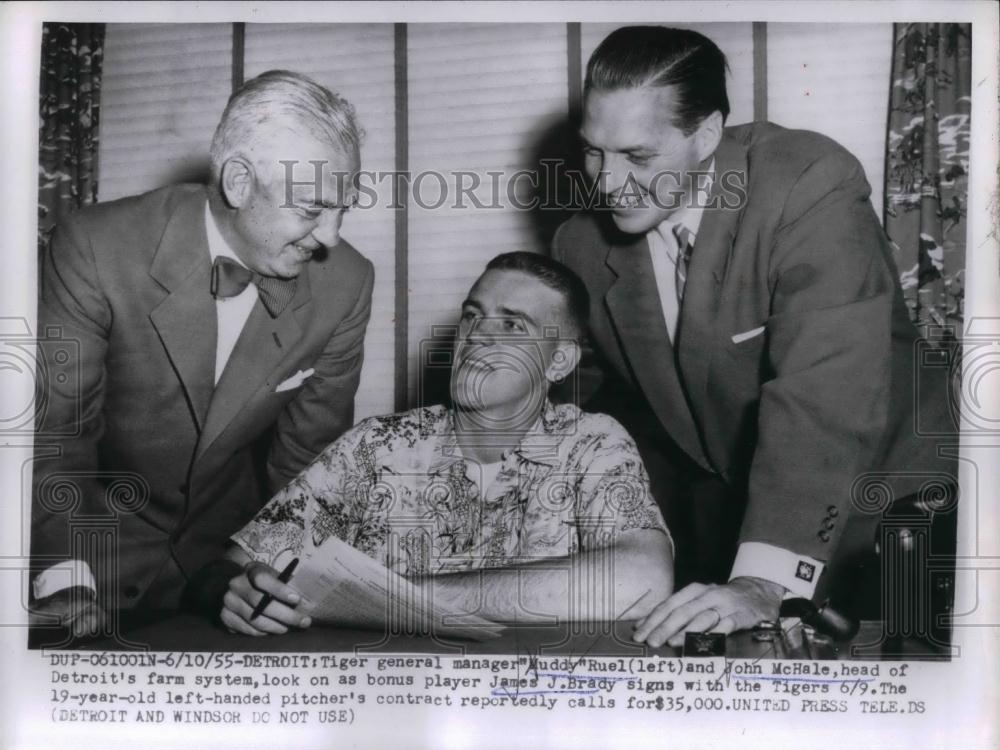 1955 Press Photo Manager Muddy Ruel, John McHale, James Brady Signs with Detroit - Historic Images