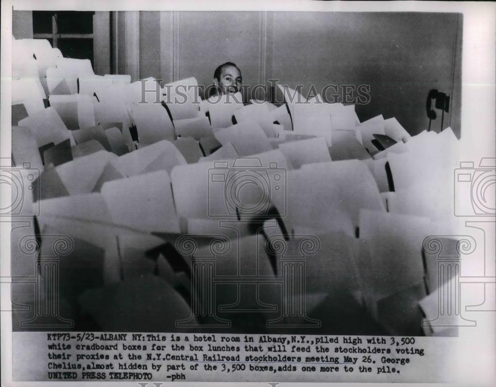 1954 Press Photo George Chelius Among White Cardboard Boxes For Box Lunches - Historic Images