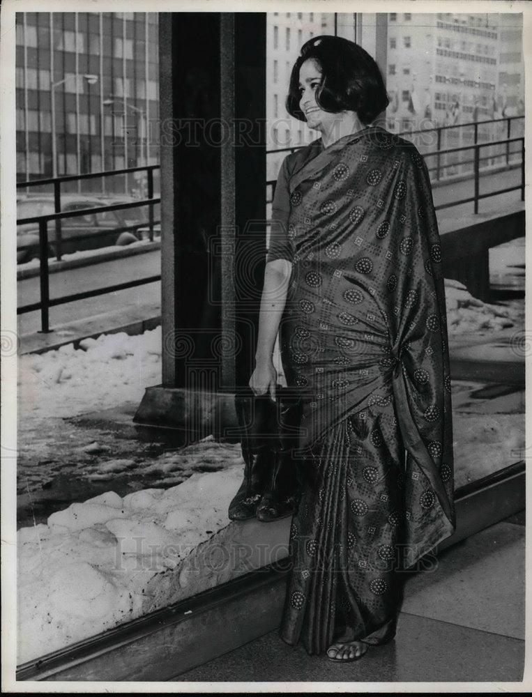 1965 Press Photo Pakistani woman wonders how she can look chic in sari &amp; golashe - Historic Images