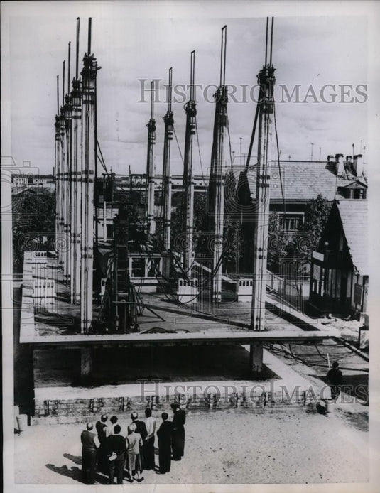 1959 Press Photo Russian Leningrad Apart. House with Hydrulic Hoist at its roof. - Historic Images