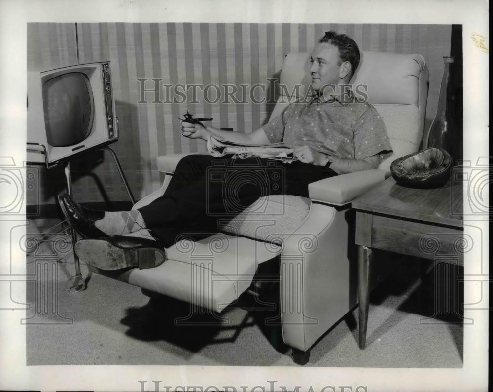 1959 Press Photo Stratolounger reclining chair by Futorian-Stratford Co. - Historic Images