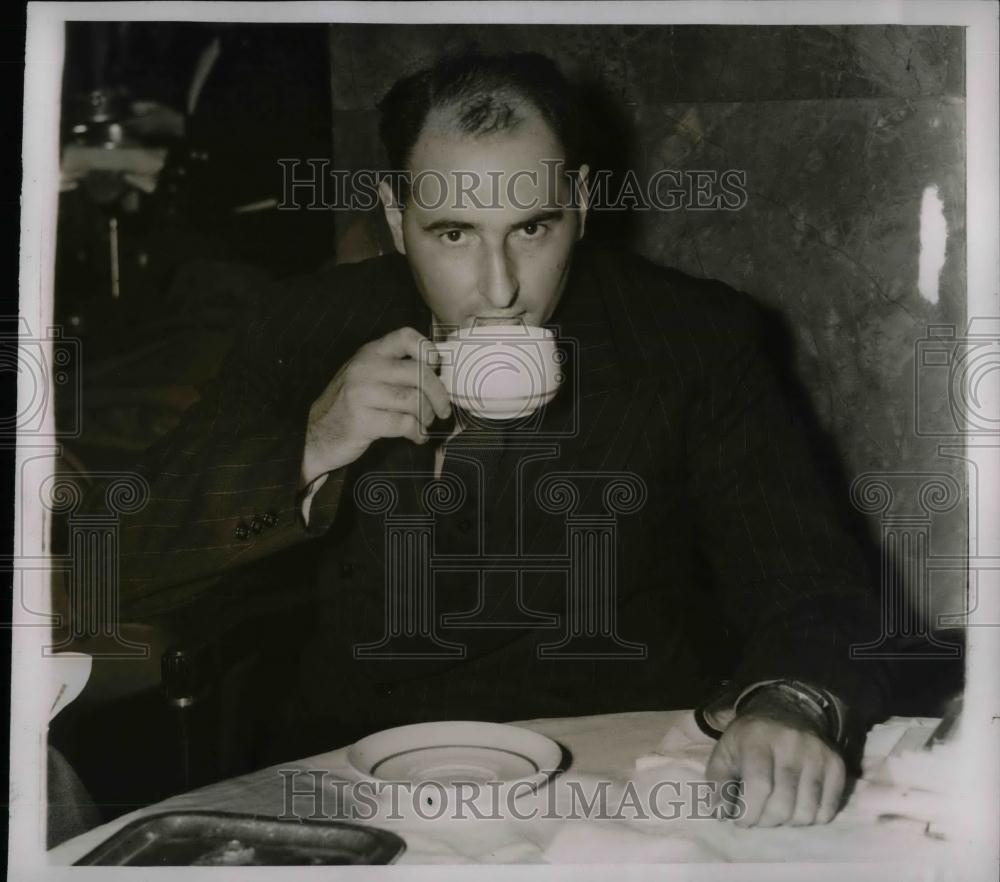 1938 Press Photo Credit-ACME-NEAat breakfast - nea15776 - Historic Images