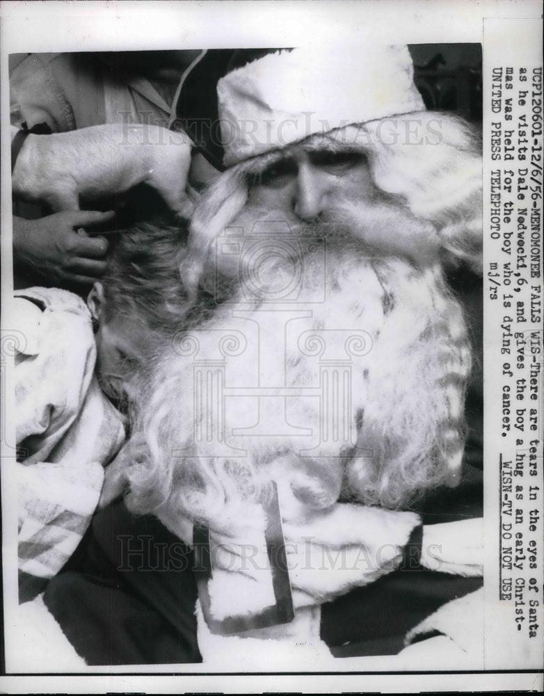 1956 Press Photo Santa Claus Hugs Dale Nedwecki, Cancer Victim, Wisconsin - Historic Images