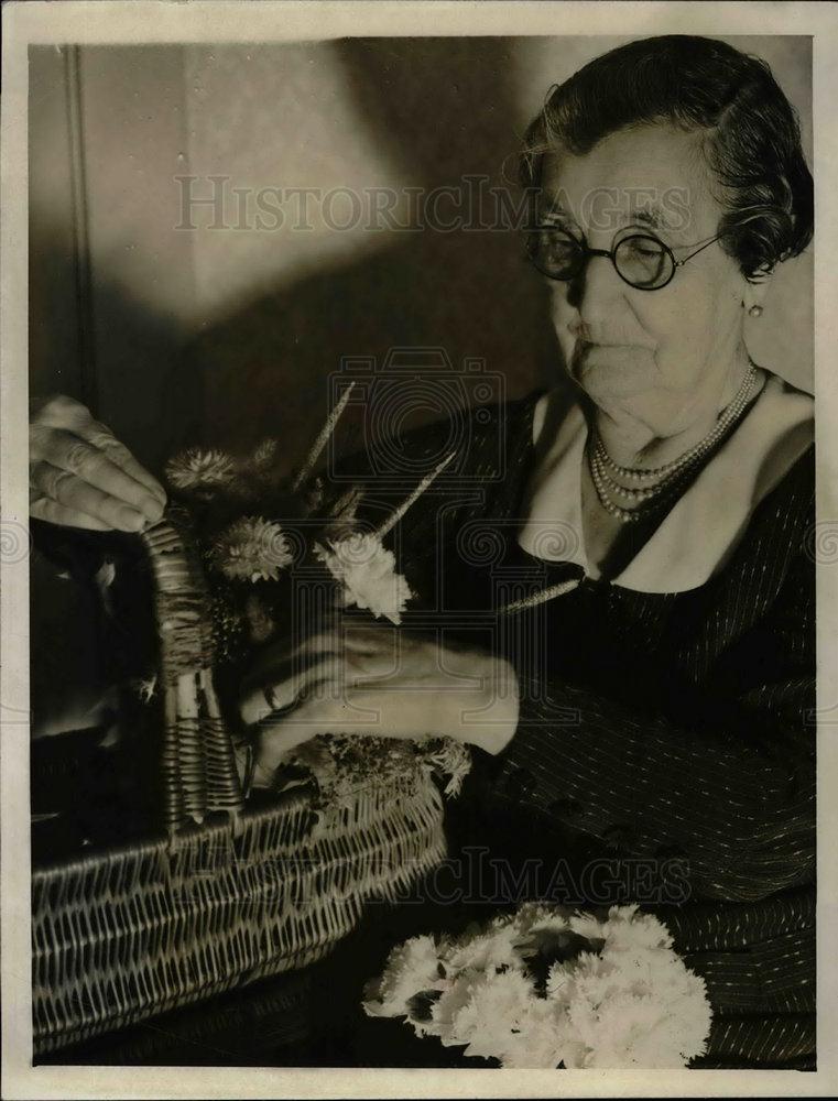 1937 Press Photo Mothers Day Mrs. Marie Winterfield Basket of Flowers - Historic Images