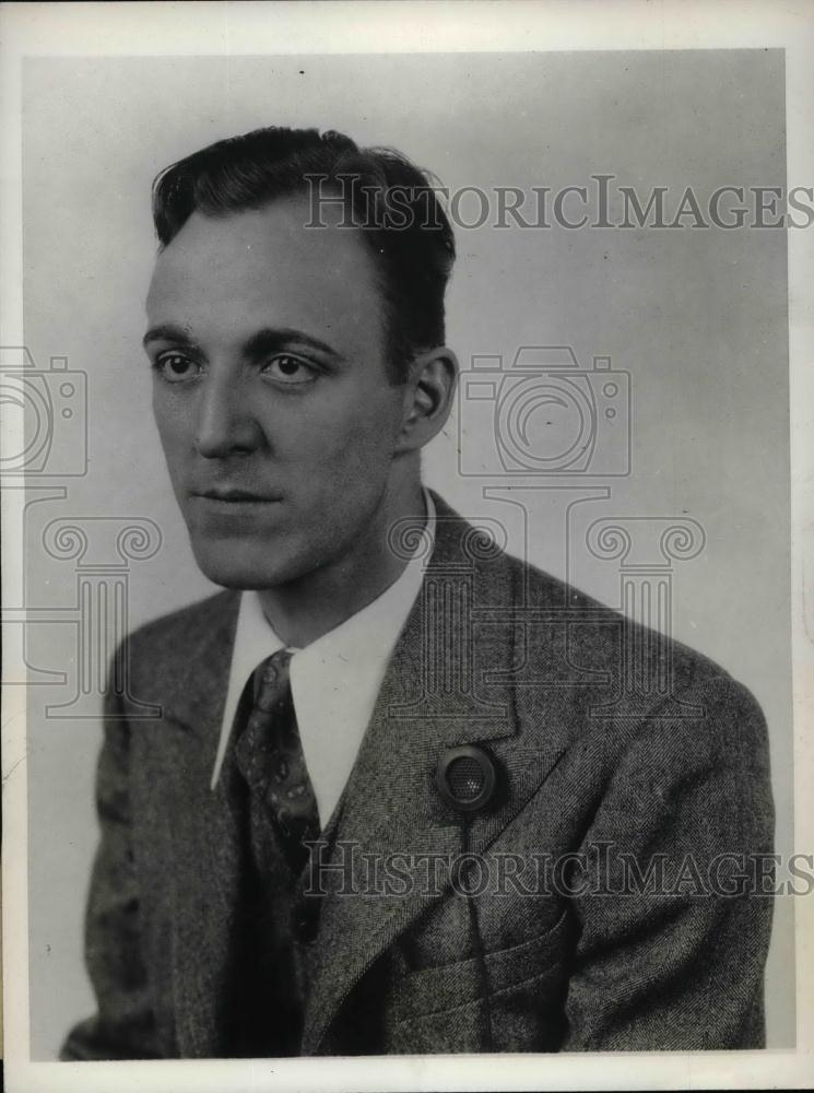 1931 Press Photo Small Microphone that affixed to a coat Lapel. - nea15455 - Historic Images