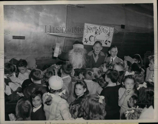 1945 Press Photo Pan-American World Airways Organization Members Greet Santa - Historic Images