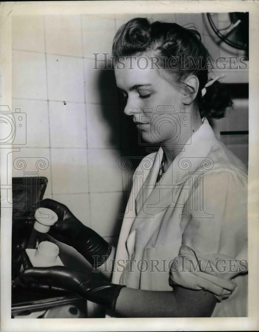 1941 Press Photo Laboratory Worker remove from a sterilizer a Cast Window Device - Historic Images