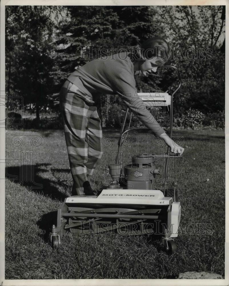 1960 Press Photo Lawnmower - nea23693 - Historic Images