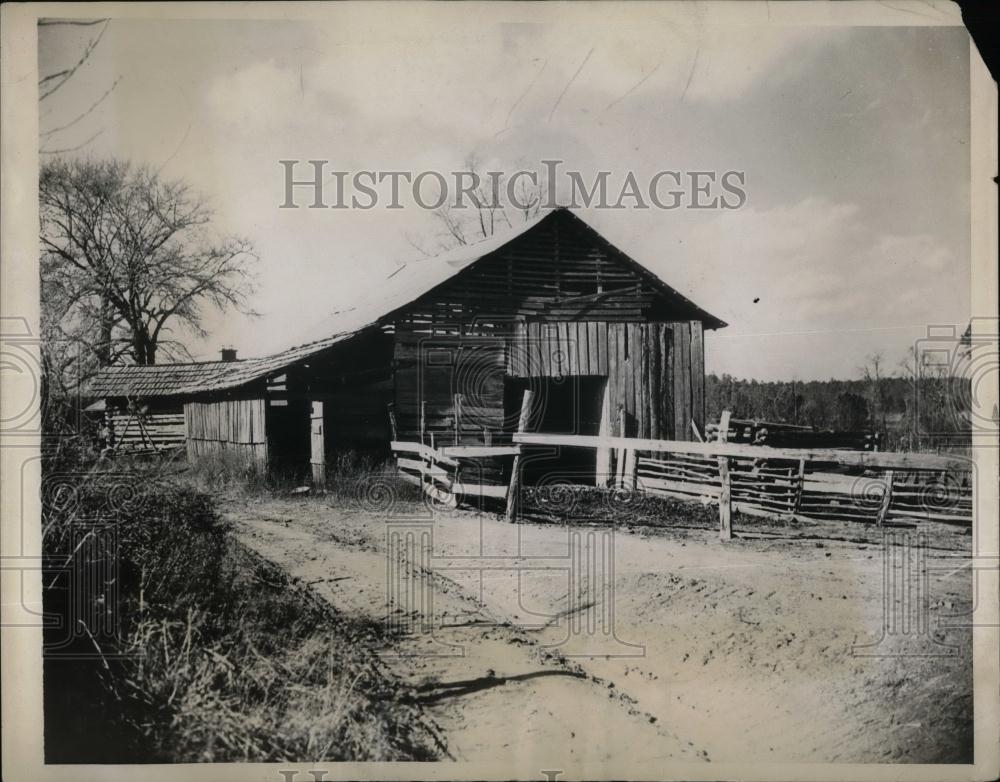1939 Press Photo View Of Old Kilgore Barn Braced With Fence Rails &amp; Old Bedstead - Historic Images
