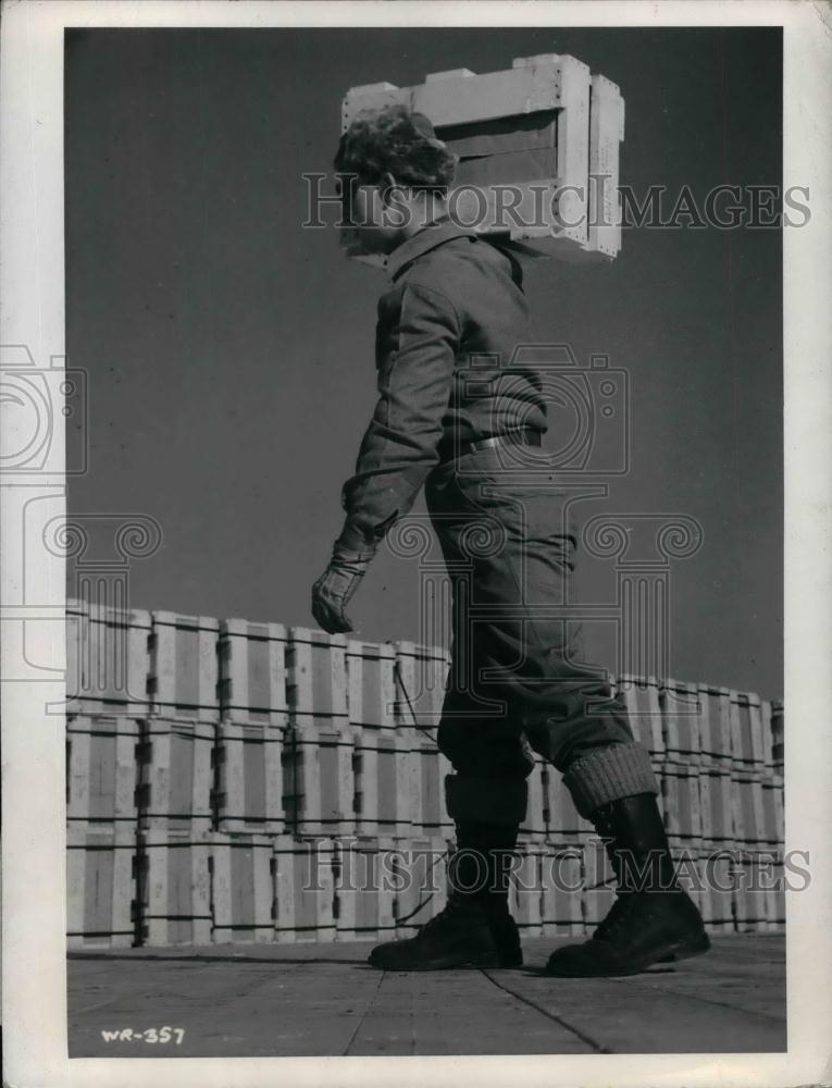1942 Press Photo British soldiers with crate of food on Alaska hyw job - Historic Images