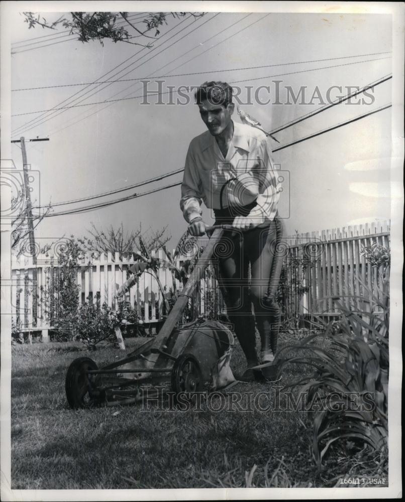 1962 Press Photo John Pastor Maws His Yard With His Cockatoo Alvin - nea25801 - Historic Images