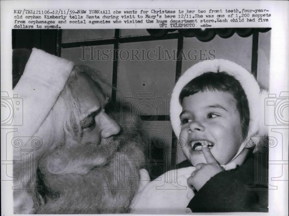 1959 Press Photo Orphan Kimberly Points Out Missing Teeth To Macy&#39;s Santa - Historic Images