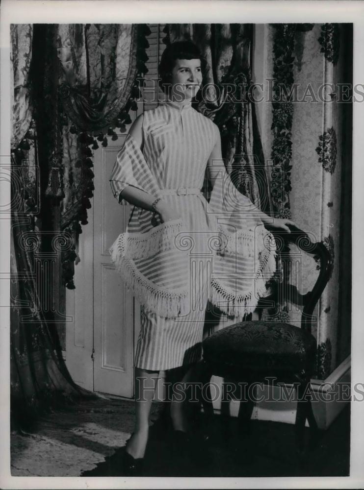 1953 Press Photo Woman Models St. Louis Fashions - nea25749 - Historic Images