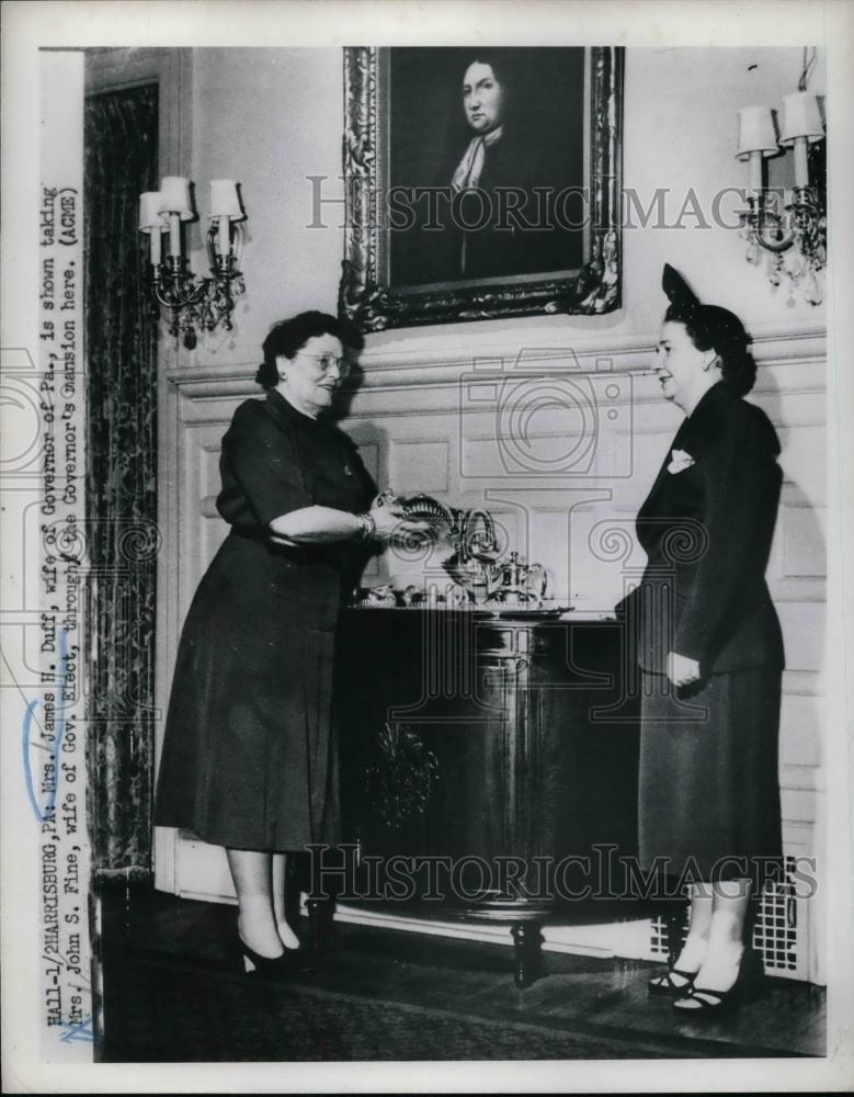 1951 Press Photo Mrs. James H. Duff wife of Gov. of Pa.talked with Mrs.John Fine - Historic Images