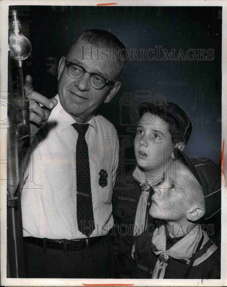 Press Photo Gary Howard & tom Wilcoxon with security officer Charles Natzel - Historic Images