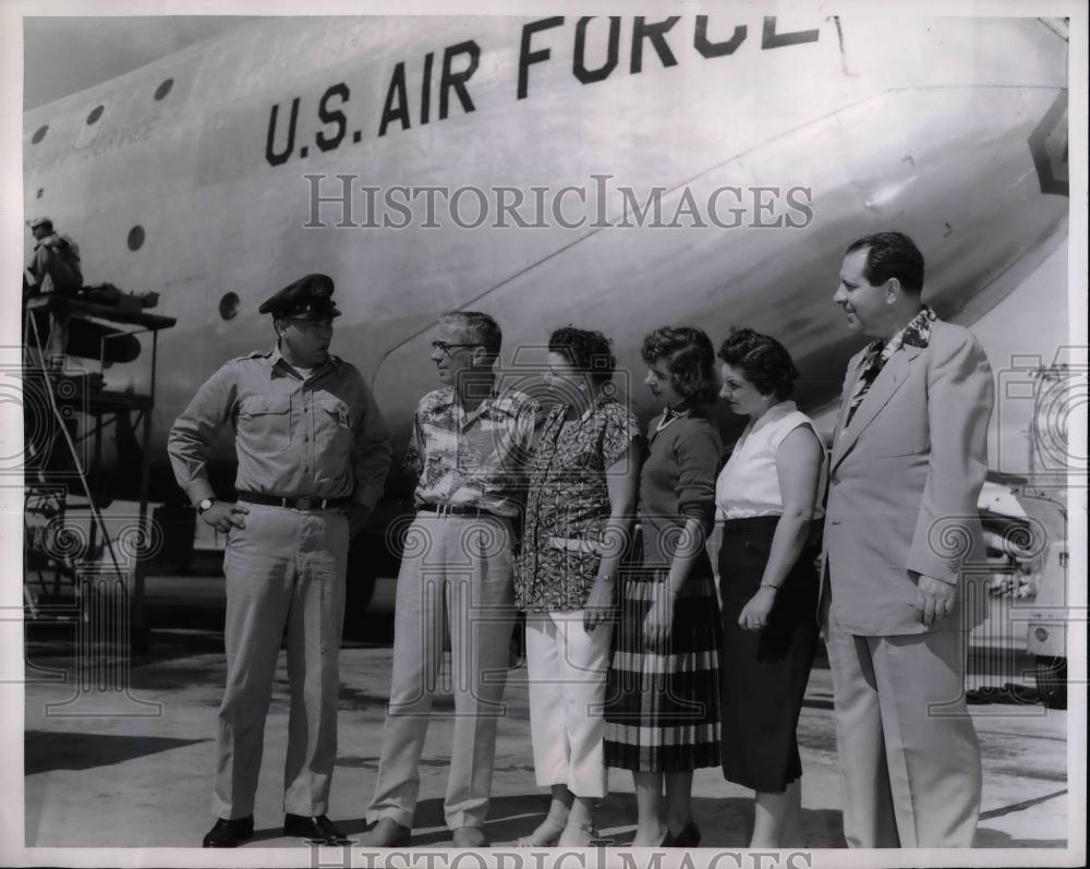 1955 Press Photo 1st Lt. Lee Elms,Mrs.Sheldon Wright & Mrs. S.C. Wright - Historic Images
