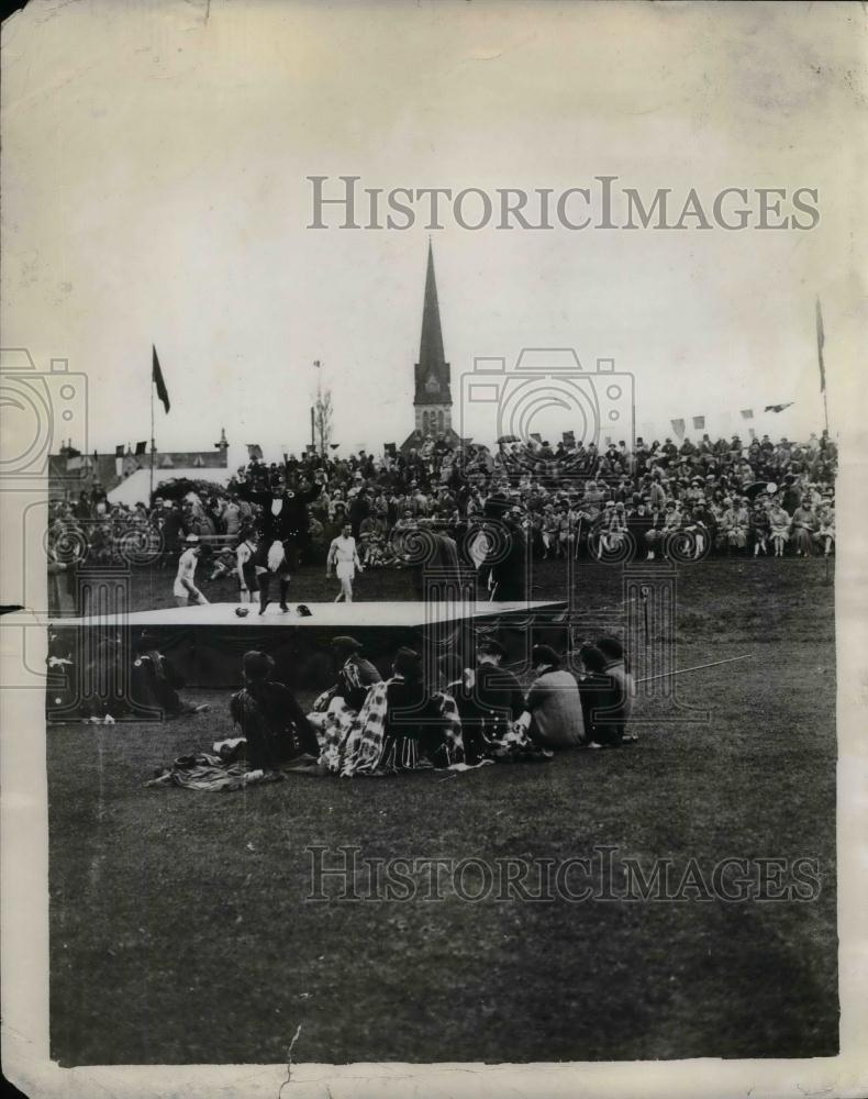 1930 Press Photo general view of sword dance at Aboyne Games in Scotland - Historic Images