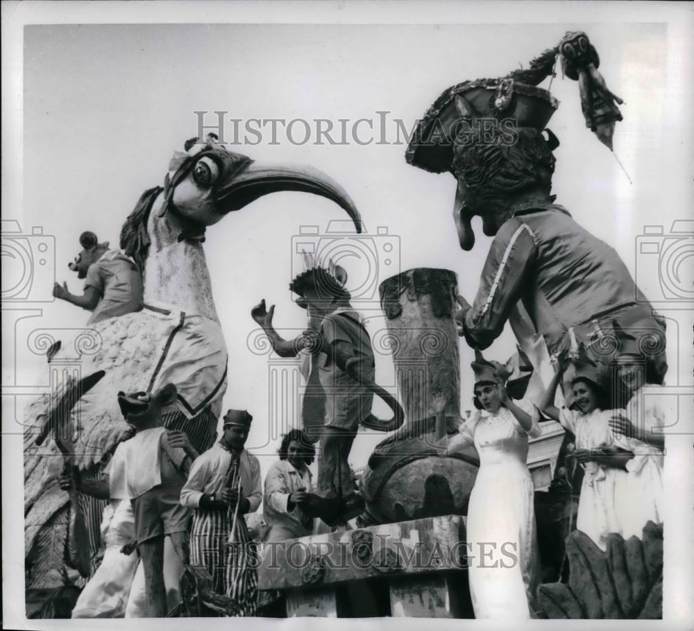 1951 Press Photo The &quot;Stork and the Fox&quot; float, Parade in Nice, France - Historic Images