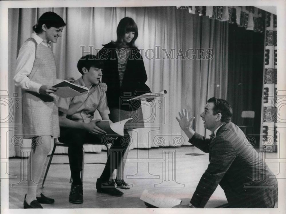 1968 Press Photo Hearn Cecys Matlock Jay Of Mentor High Drama Club - nea24117 - Historic Images