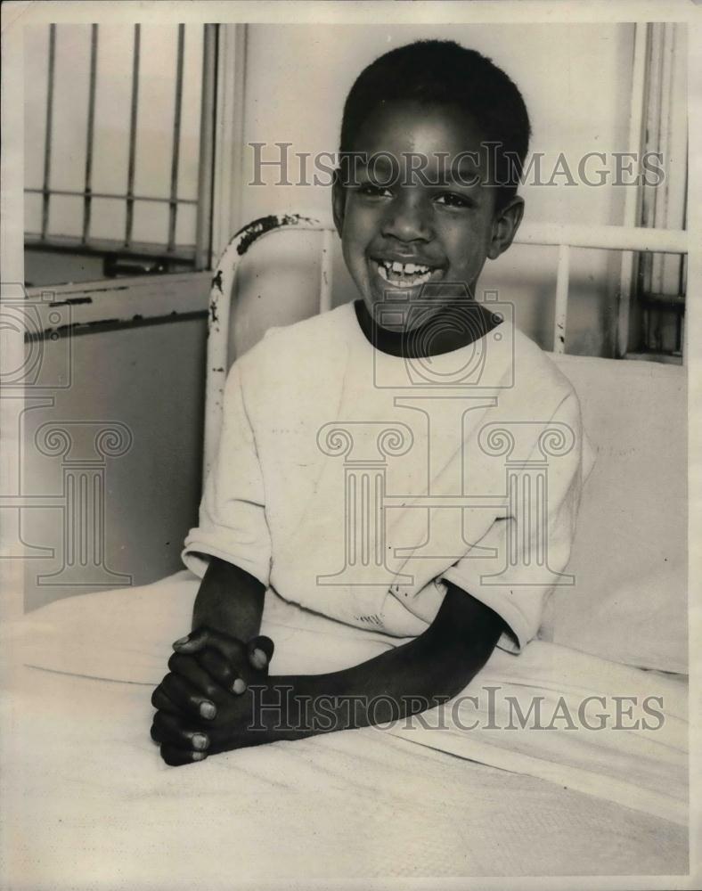 1930 Press Photo Warmer Weather, 7-years-old, in Cook County Hospital - Historic Images