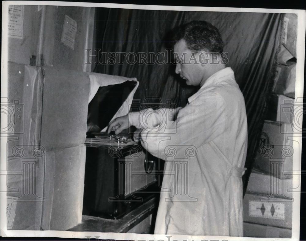 1957 Press Photo G. Zmailov, manager of Pushlin St Russian market - nea24746 - Historic Images