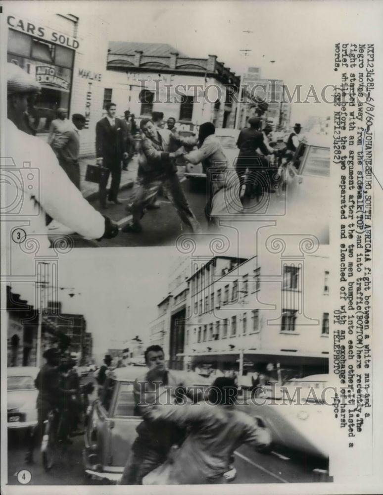 1960 Press Photo White Man and Negro Fight in Johannesburg Street - nea25985 - Historic Images