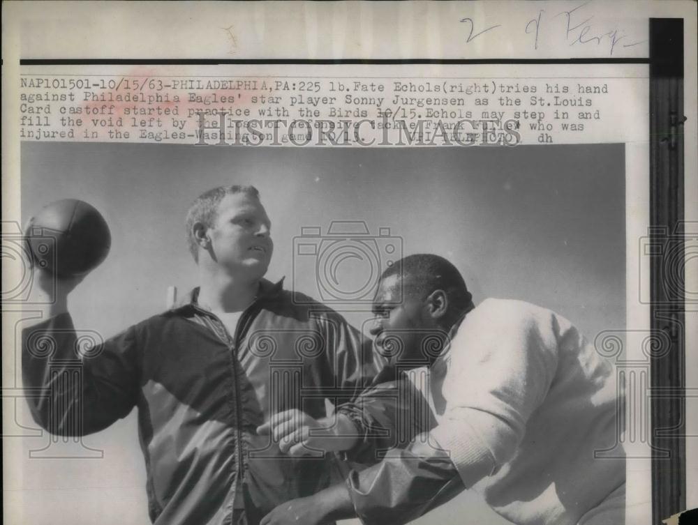 1963 Press Photo Fate Echols, Eagles&#39; star player Sonny Jurgensen - nea14630 - Historic Images
